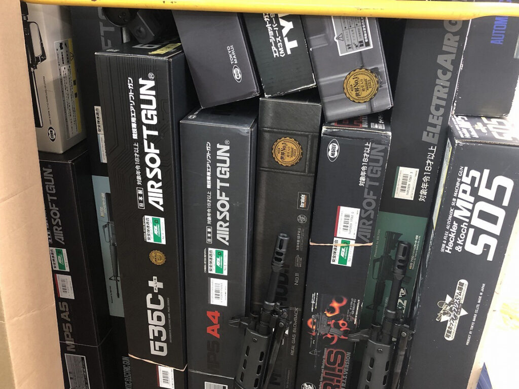 エアガン 外箱 大型 山積み