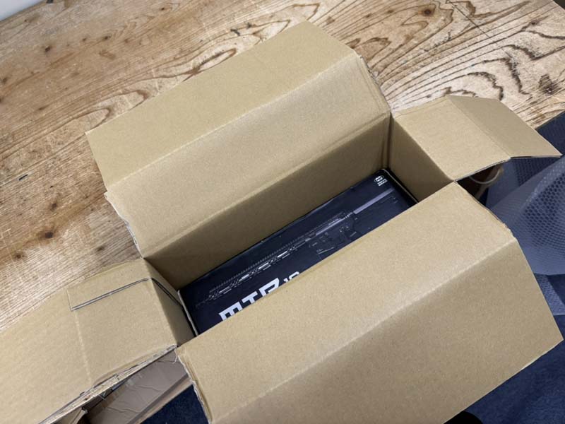 四隅が切られた段ボールに入るライフルの箱