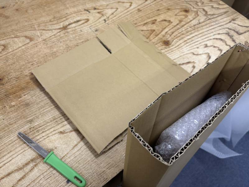 段ボールカッターで切り詰めた段ボール箱