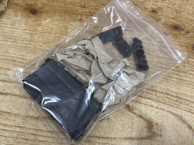 チャック袋に入ったマガジンと付属品