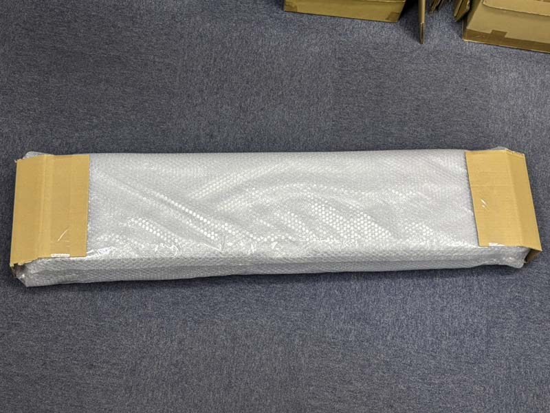 両端がダンボールで補強された荷物