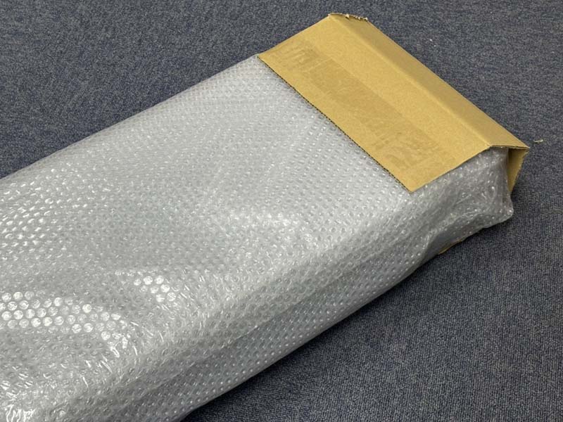 荷物の端がダンボールで補強されている