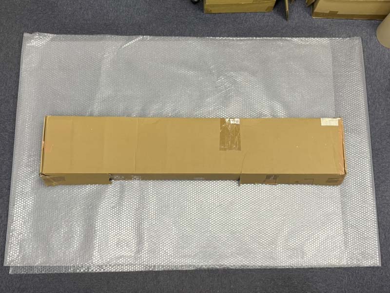 緩衝シートの上に大型エアガンの箱が乗っている