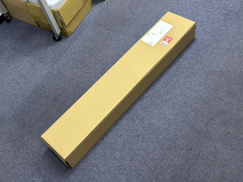 発送伝票が貼られた細長い段ボール箱