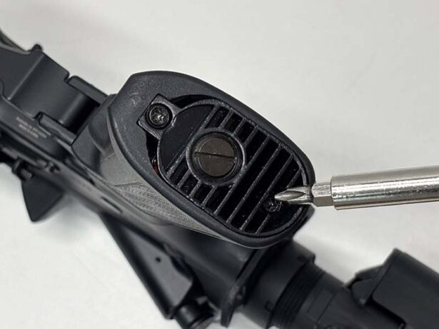 電動ガンのグリップの蓋を外す
