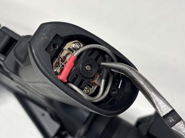 電動ガンのグリップ内のモーターの配線を外す