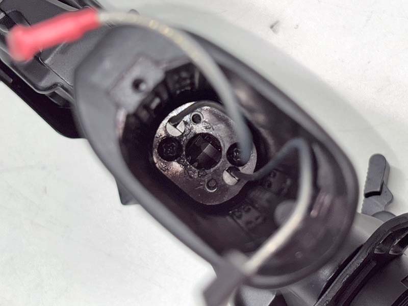 電動ガンのグリップの奥のねじ止め